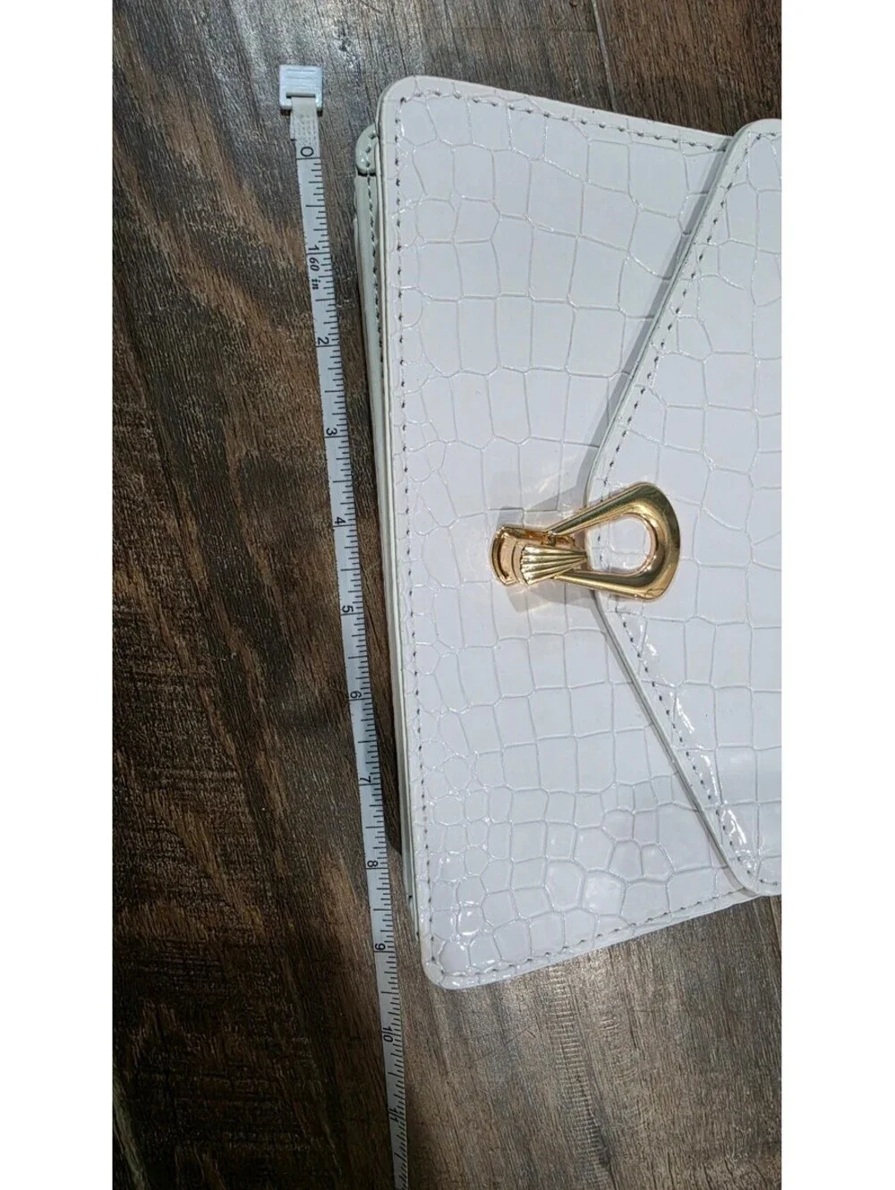 Elegant White Faux Croc-Embossed Shoulder Bag with Gold Chain Strap